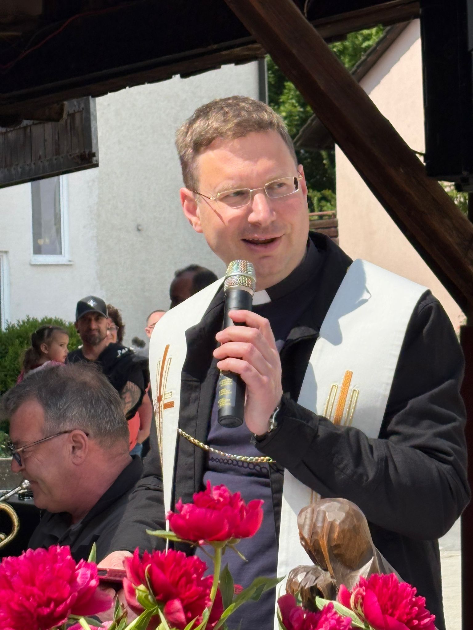 Sehr gut gelaunter Herr Pfarrer 